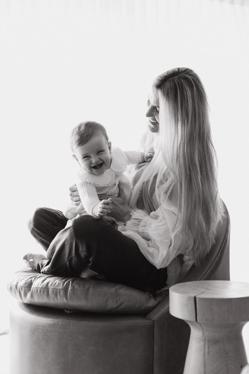 Mamá y bebé en blanco y negro
